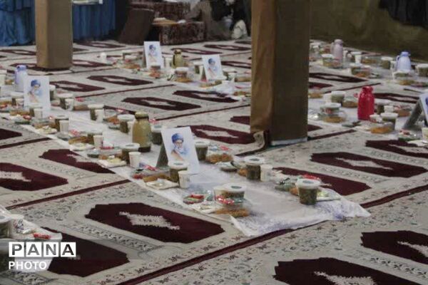 برپایی سفره بزرگ اطعام افطار در مسجد علی اکبر شهرستان قرچک