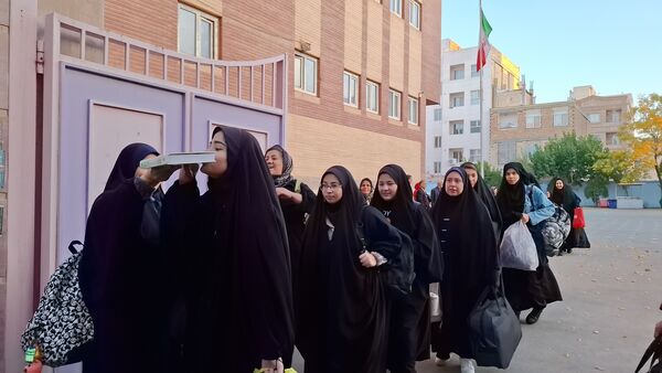 مراسم بدرقه دانش‌آموزان دختر مدارس شهرستان ملارد به مناطق عملیاتی جنوب کشور 