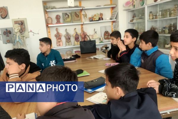 بازدید دانش آموزان مدرسه شهید عامری از پژوهش سرای شهید کاظم نژاد