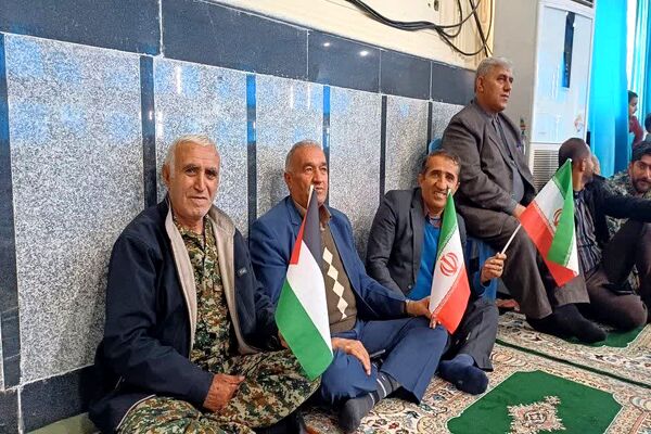 حضور پرشور دانش‌آموزان و فرهنگیان بخش دیشموک در گرامیداشت یوم‌الله 9 دی