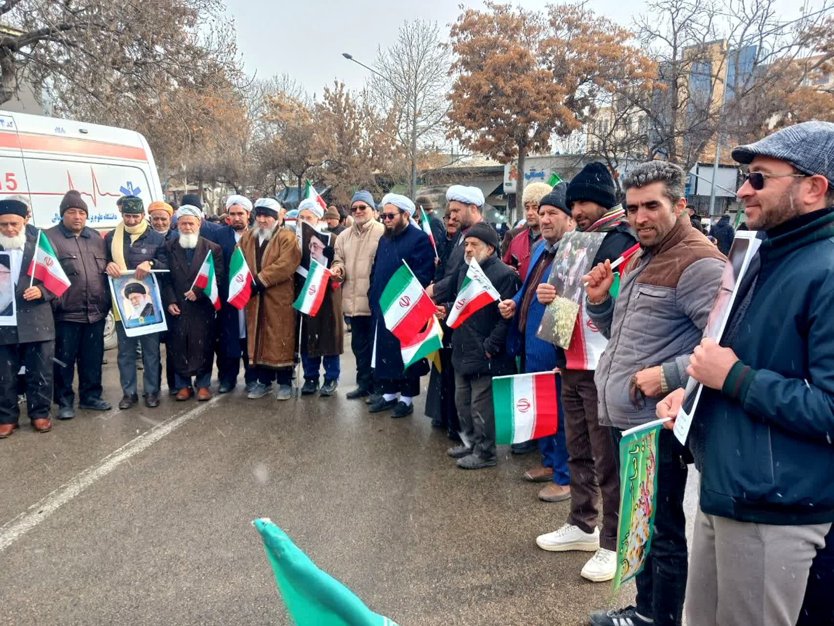 حضور پر شور مردم روستای غلامان در راهپیمایی ۲۲ بهمن