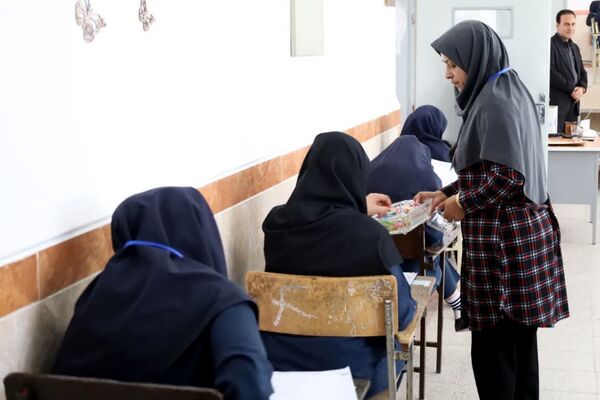 بازدید مدیرکل آموزش و پرورش از برگزاری امتحانات نهایی در یزد