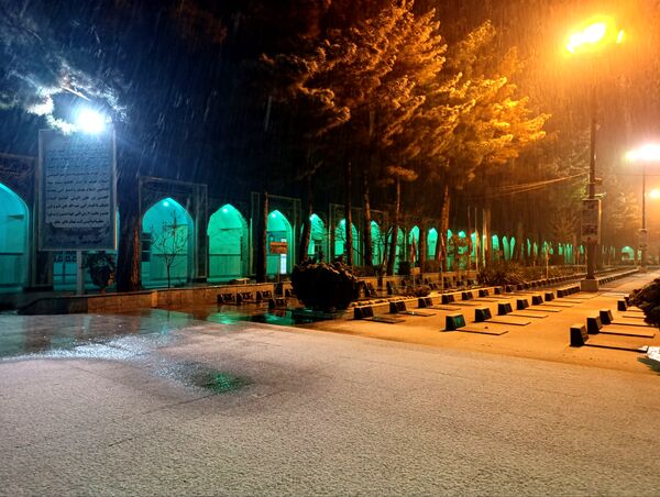 حال و هوای گلزار شهدا با بارش برف الهی