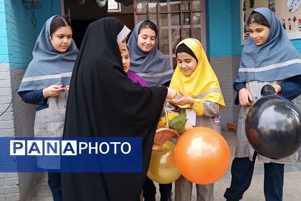 نمایشگاه آثار هنری دانش‌آموزان در دبستان نرجس بهارستان‌دو