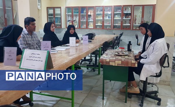 مسابقات آزمایشگاهی مدارس پارسیان