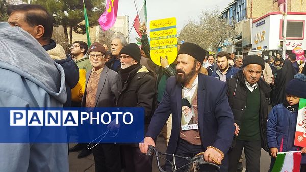 حضور افشار مختلف مردم نیشابور در راهپیمایی ۲۲ بهمن 