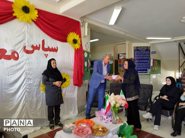 تجلیل از معلمان و اعضای انجمن اولیا و مربیان در مدرسه حضرت رقیه(س)