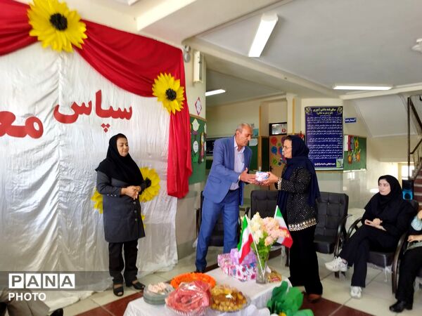 تجلیل از معلمان و اعضای انجمن اولیا و مربیان در مدرسه حضرت رقیه(س)