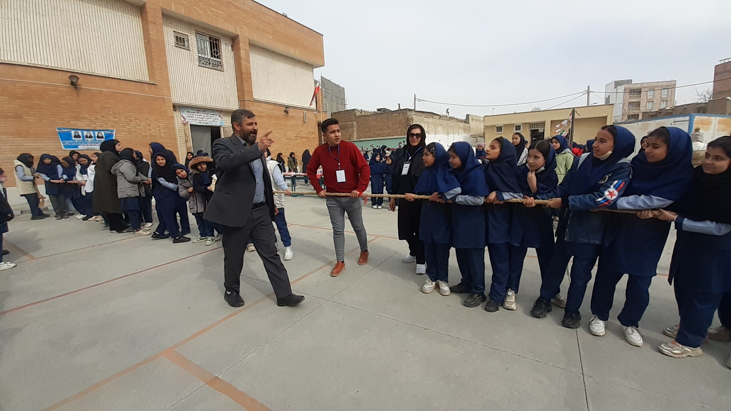 مسابقات طناب‌کشی در مدرسه دخترانه ضحی ۲ شهرستان شیروان