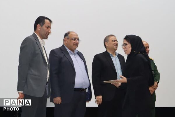 تجلیل از کارمندان نمونه شهرستان زرقان