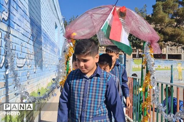 نواخته شدن زنگ مهر با حضور مسئولین در مدرسه امام خمینی(ره) شهر نیر