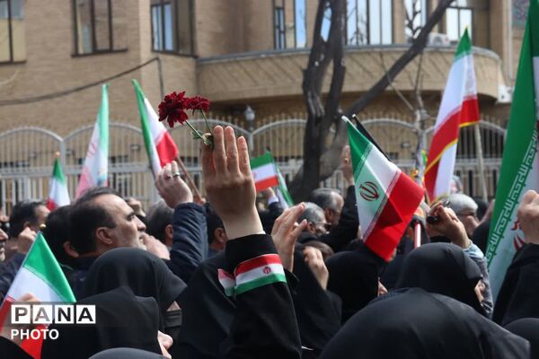  حلما با عروسک‌ها سوگ خانواده شهیدش را در آغوش کشید