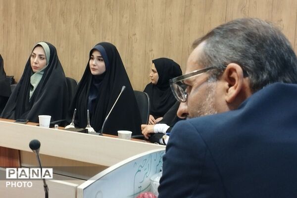 بزرگداشت هفته معلم و تقدیر از خدمات ارزنده مشاوران در بهارستان‌دو