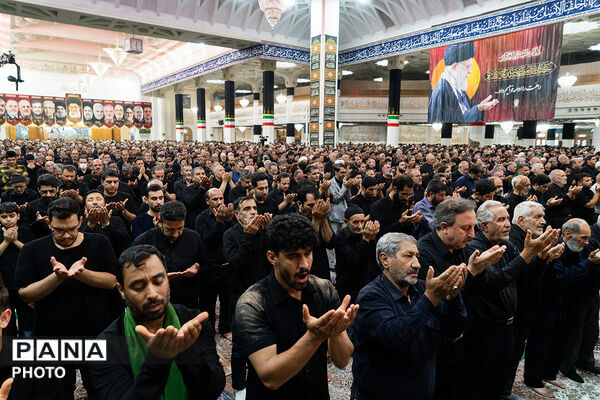 حضور باشکوه عزاداران عاشورایی در نماز جماعت ظهر