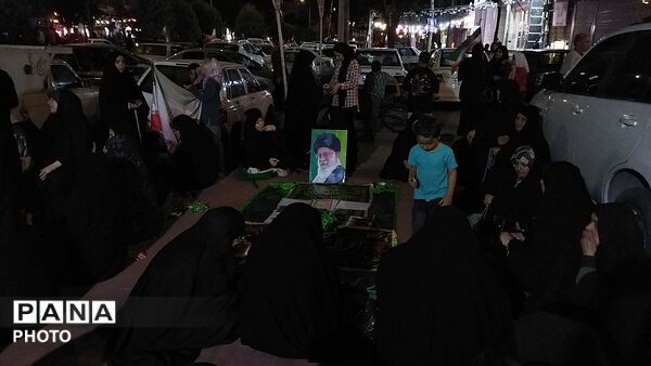 سفره صلوات با عکس رهبر شهید  در صد و بیست و ششمین شب از اجتماعات مردمی 