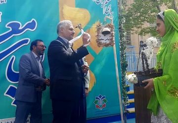 آیین نمادین «سپاس معلم» در دبیرستان تشکیلاتی نمونه پژوهش شهرکرد برگزار شد