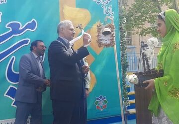 آیین نمادین «سپاس معلم» در دبیرستان تشکیلاتی نمونه پژوهش شهرکرد برگزار شد