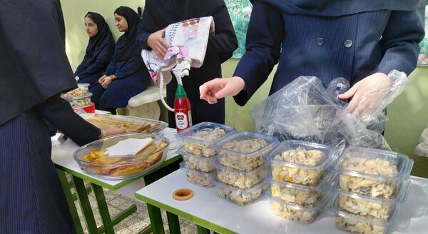 روز جهانی غذای سالم در دبیرستان صالحین 