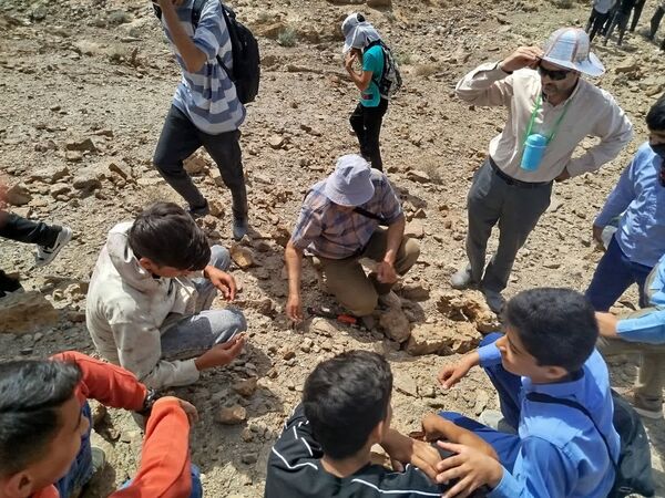 برگزاری اردوی علمی-تفریحی فسیل شناسی دبیرستان نمونه دولتی دانش 