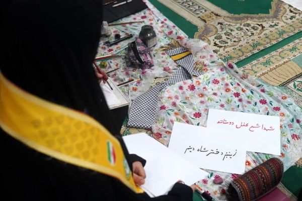 اعتکاف دانش‌آموزی با توزیع بسته «ایرانمون»