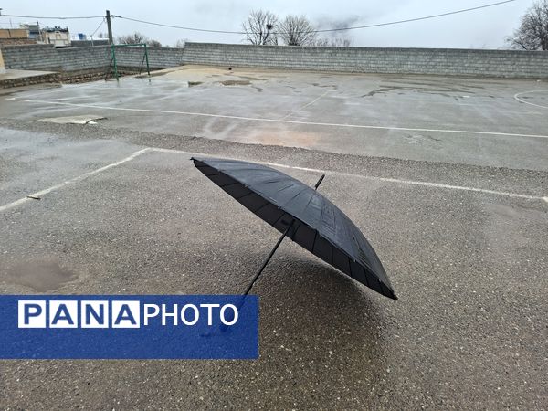 جلوه زیبای باران زمستانی در دبیرستان سبحان و مائده شلیل