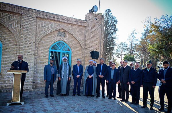 وزیر فرهنگ و ارشاد اسلامی غبار از مزار شهدای امامزاده سید حمزه کاشمر برداشت