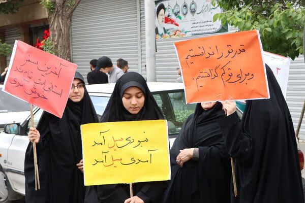 سیل خروشان زائران و مجاوران رضوی در مراسم تشییع پیکر شهدای خدمت