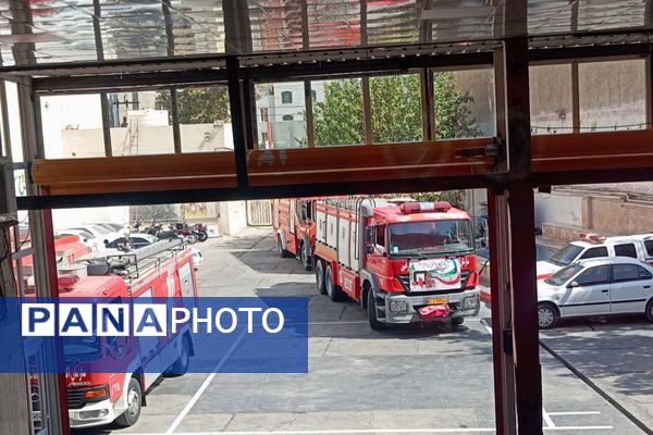 قدردانی دانش‌آموزان ورامینی از آتش‌نشانان در روز ملی آتش‌نشانی