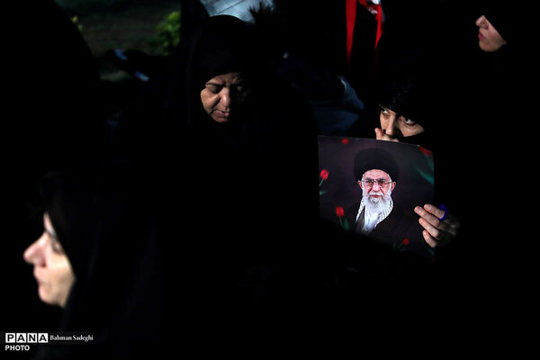 عزاداری شبانه مردم در سوگ رهبر شهید