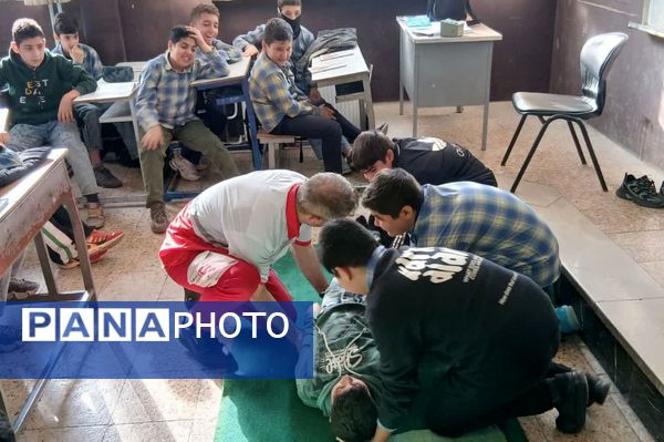 آموزش کمک‌های اولیه در مدرسه شهید فتوحی رباط‌کریم