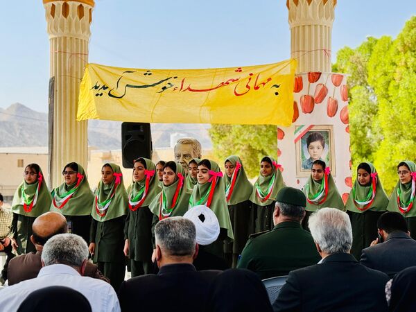 عطر‌افشانی و غبارروبی مزار شهدای بستک