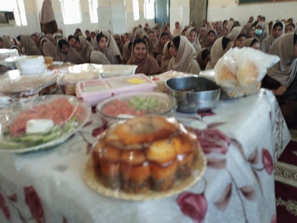 جشنواره غذای سالم در دبیرستان آسیه شهرستان حاجی‌آباد 