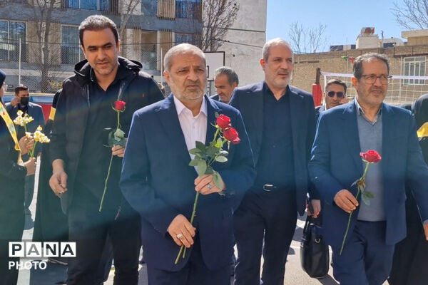 وزیر آموزش و پرورش میهمان دانش‌آموزان مدرسه شاهد دالکی