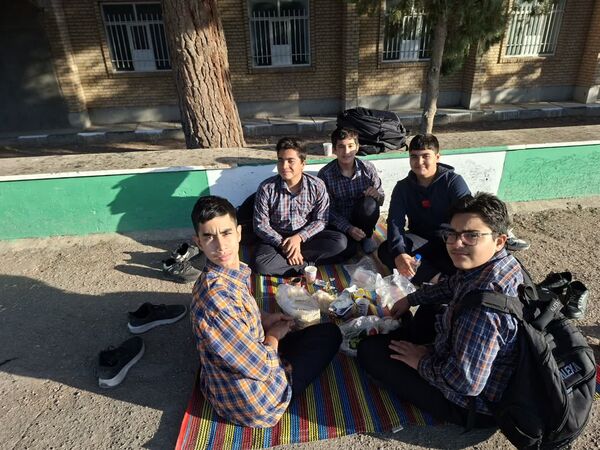 حال و هوای دانش‌آموزان دبیرستان شهید صدر کهک در یک صبح پاییزی