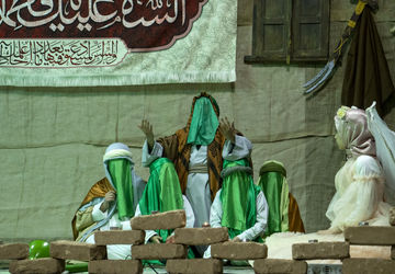 اجرای نمایش حدیث کساء و تشییع نمادین حضرت زهرا(س) توسط دانش آموزان دبستان حضرت زینب(س) 