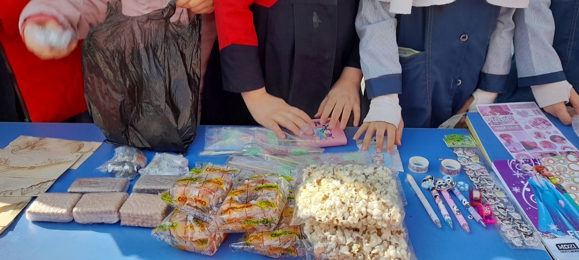 بازارچه دانش‌آموزی به‌مناسبت دهه فجر در مدرسه ربابه هاشمیان یزدی