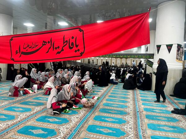 استقبال پرشور دانش‌آموزان جم از شهید گمنام در آستانه شهادت حضرت زهرا(س)