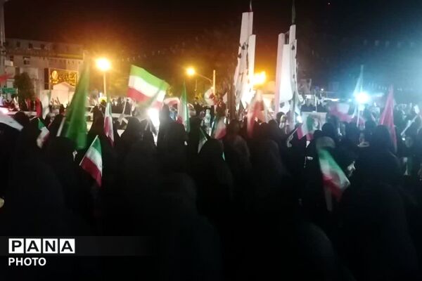 پلاکاردها در تجمعات شبانه مردم شهر خیمه‌های حسینی