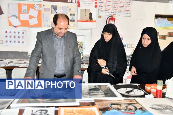 برپایی نمایشگاه آثار دانش‌آموزی در مدرسه متوسطه اول نمونه دولتی امام رضا (ع) فیض‌آباد