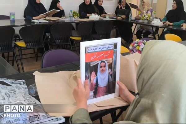 قاب‌های شهدای میناب بر درِ کلاس‌ها؛ عهد معلمان مدرسه باغچه‌بان در آغاز سال تحصیلی