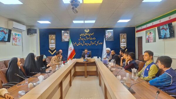 نشست دانش‌آموز خبرنگاران پانا استان البرز با مدیرکل آموزش‌وپرورش به مناسبت روز خبرنگار