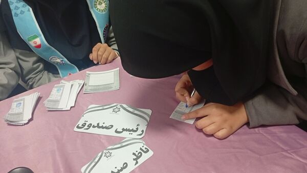 دموکراسی در عمل؛ انتخاب اعضای شورای دانش‌آموزی در مدرسه مشکات