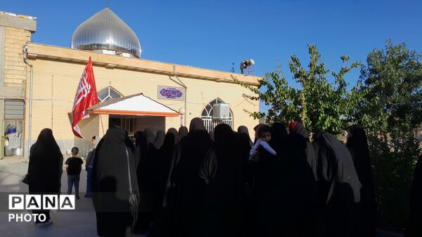 مراسم اهتزاز پرچم سرخ خونخواهی رهبر شهید بر گنبد مسجد الزهرا (س) شهربن
