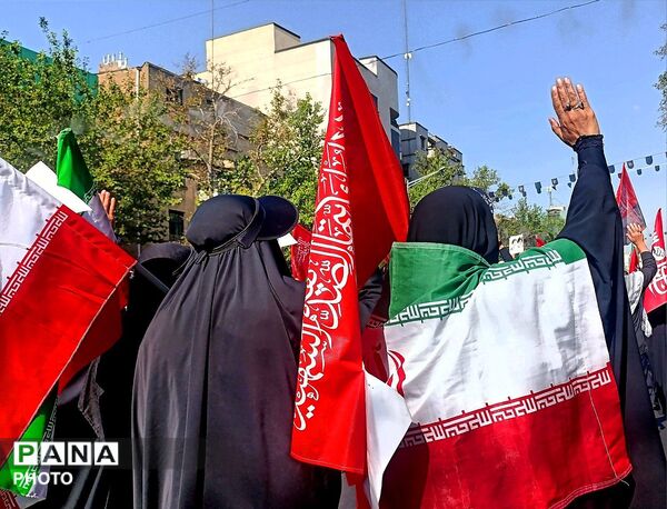حضور پرشور مردم در خیابان فلسطین برای بدرقه رهبر