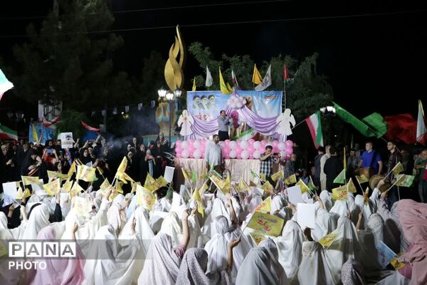 لبخند معنویت در کنار چادر پاکی