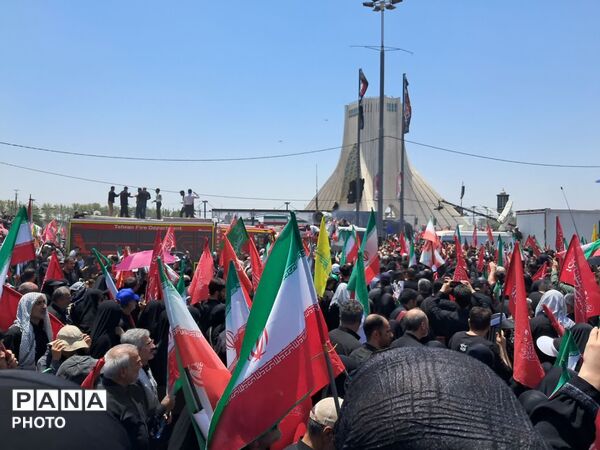  آخرین  وداع  ملت ایران با رهبر شهید در روز تشییع 
