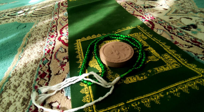 برگزاری نماز جماعت در مدرسه فروغ رضوان