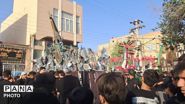 نخل برداری و علم گردانی در روز عاشورا - یزد