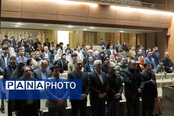 برگزاری آیین تجلیل از دانش‌آموزان برتر دبیرستان شهید هاشمی نژاد یک