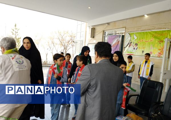 نواختن زنگ انقلاب در دبستان امام حسن (ع) مصلی نژاد ناحیه دو 